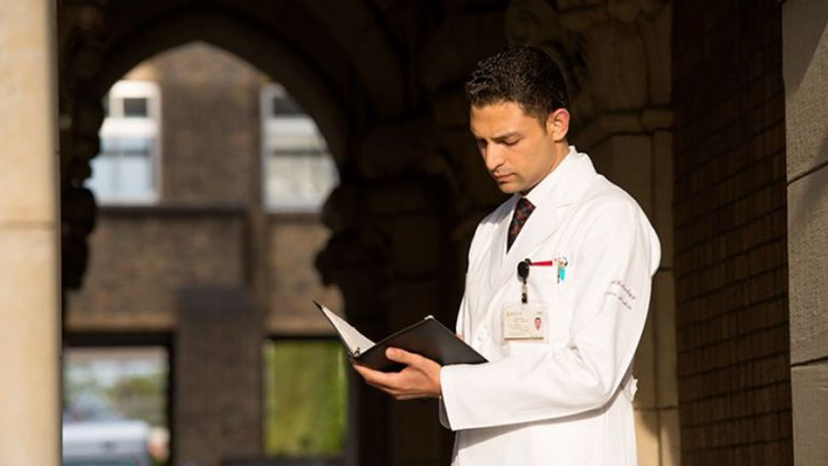 الدكتور أسامة إبراهيم.. أول طبيب عربي يمارس المهنة في اليابان منذ 20 عامًا