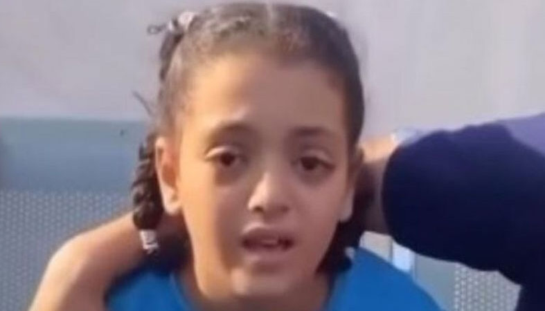 “بعرفها من شعرها”.. حسرة طفلة فلسطينية على مقتل امها