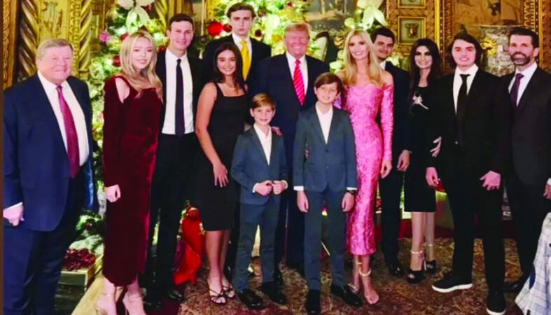 اختفاء ميلانيا من صورة عائلة ترامب في عيد الميلاد