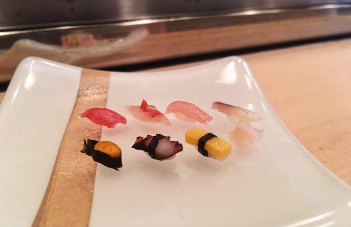 مطعم ياباني يقدم أصغر سوشي في العالم
