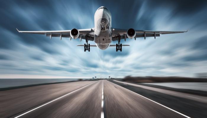 نُحَلِّق في عالم النقل الجوي: أهميته، تطوراته، وتحدياته