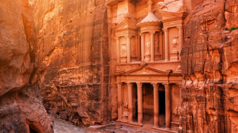 استكشاف البتراء: المدينة الوردية الأثرية في الأردن