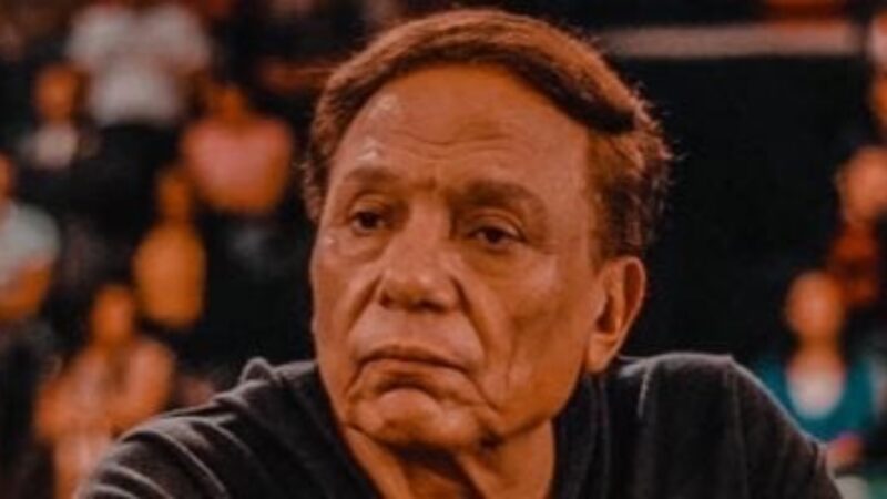 مصدر مقرّب يكشف سبب غياب عادل إمام عن جنازة شقيقته