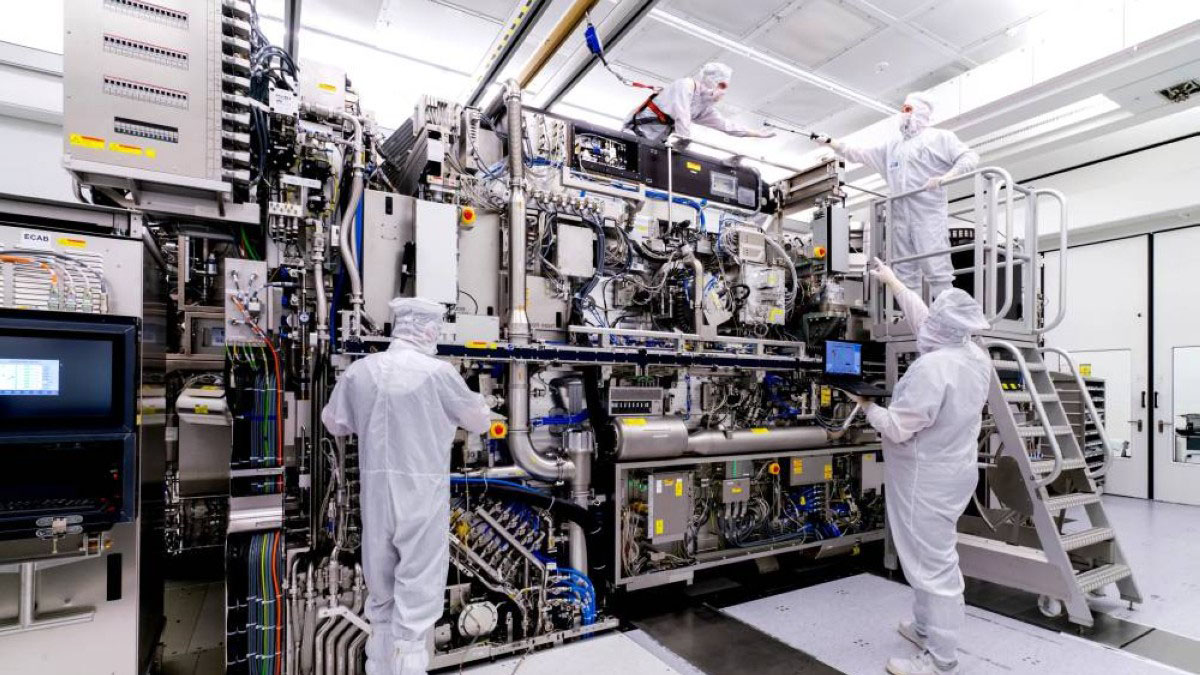 كيف تُصنَع رقائق الذكاء الاصطناعي داخل أغلى آلة تقنية في العالم