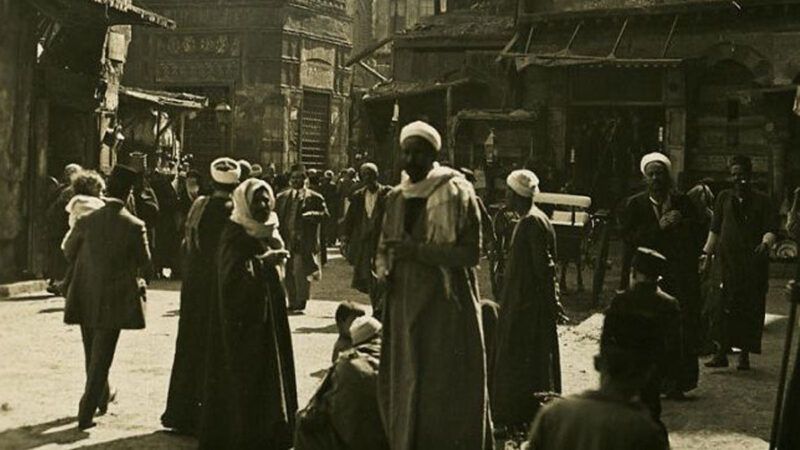 صورة من أحد شوارع القاهرة القديمة – الحياة اليومية في مصر أوائل القرن العشرين